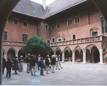 Participants of the Symposium on the court of Collegium Maius in Cracow, LSCE 2002. Excursion organized by Prof. J.Białkiewicz.